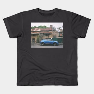 Timeless Sydney Charm: Modern Blue Car and Historic Sandstone House Kids T-Shirt